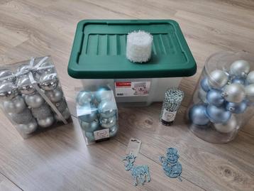Kerstballen, kerstversiering en opbergbox beschikbaar voor biedingen