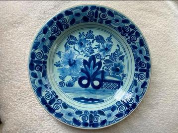 19e eeuws vervalsing van een vroeg 18e eeuws Delfts  bord beschikbaar voor biedingen