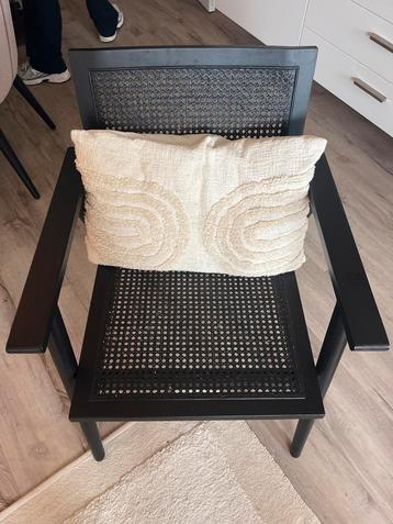 Zwarte Rotan Stoel met Houten Frame