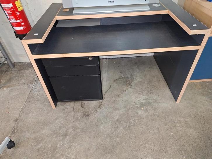 Bureau computer bureau met llWD-028 nr601, Huis en Inrichting, Bureaus, Zo goed als nieuw, Ophalen