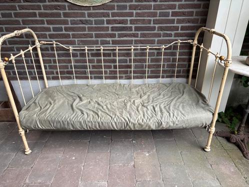 Antiek brocante spijlen bedje metaal, Antiek en Kunst, Curiosa en Brocante, Ophalen