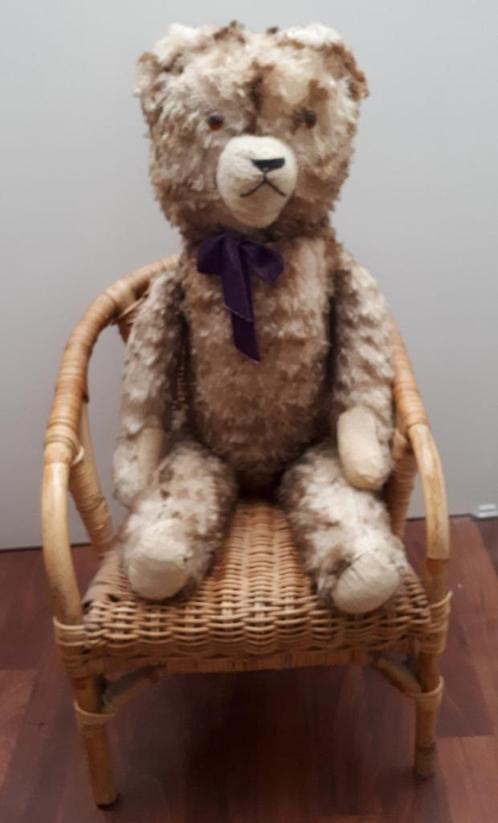 Beer Brommertje ruim 65 jaar oud in zijn stoeltje, Verzamelen, Beren en Cherished Teddies, Gebruikt, Stoffen beer, Overige merken
