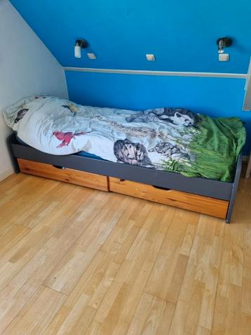 Eenpersoonsbed met laden