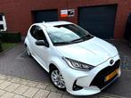 Mazda 2/ Toyota Yaris Hybride 03/2023 wit parelm 18dkm, navi, Leder en Stof, Wit, USB, Bedrijf
