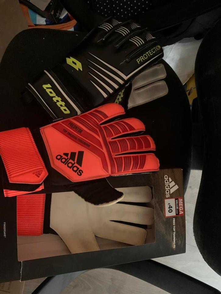 Keeperhandschoenen 2 paar, Sport en Fitness, Voetbal, Gebruikt, Handschoenen, Maat L, Ophalen of Verzenden