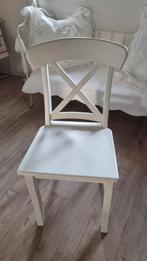 Witte houten stoel met kruis in de rugleuning, Ophalen