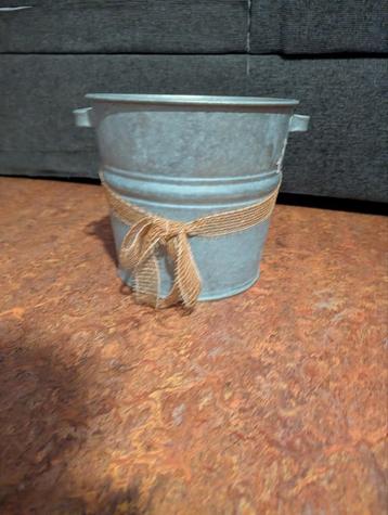 Leuke metalen emmer met strik beschikbaar voor biedingen