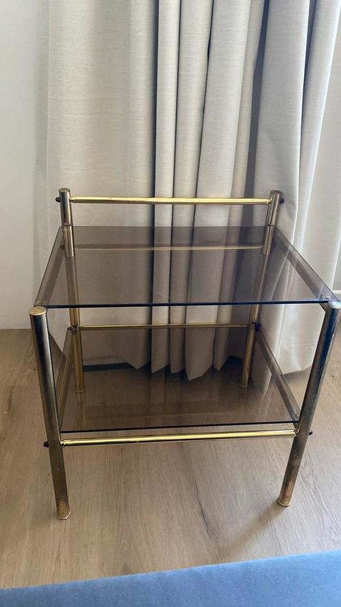Vintage sidetable of nachtkasje met rookglas, Huis en Inrichting, Tafels | Sidetables, Gebruikt, 25 tot 50 cm, Rechthoekig, Glas