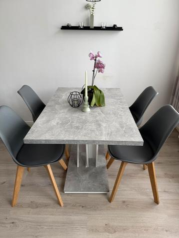 Tafel betonlook met of zonder stoelen beschikbaar voor biedingen