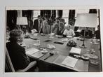 Foto Lubbers bij Vakbondsoverleg, Den Haag 1989, Antiek en Kunst, Kunst | Tekeningen en Foto's, Ophalen of Verzenden