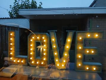 licht letters beschikbaar voor biedingen