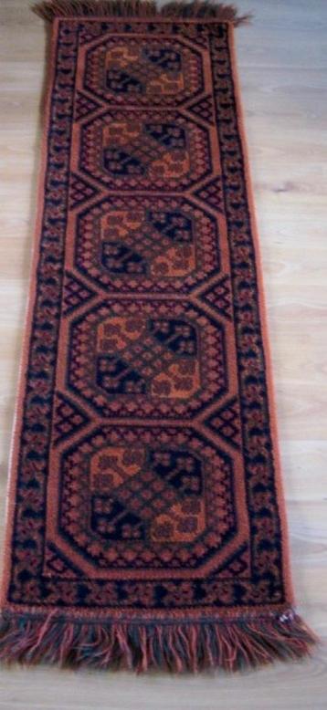 SMYRNA DRESSOIR / LOPERTJE / TAFELKLEEDJE , mooie warme  beschikbaar voor biedingen