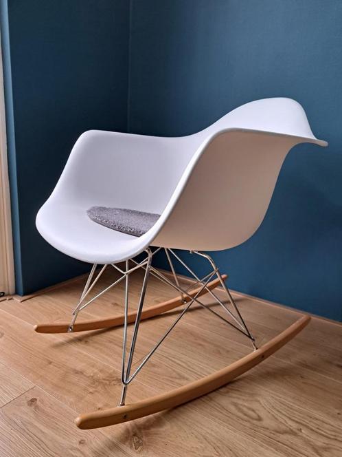 Schommelstoel ‘RAR’, Eames replica, Huis en Inrichting, Stoelen, Zo goed als nieuw, Eén, Hout, Kunststof, Metaal, Wit, Ophalen