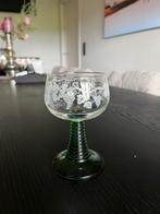 Vintage wijnglas met groene voet, Verzamelen, Glas en Borrelglaasjes, Ophalen of Verzenden, Zo goed als nieuw