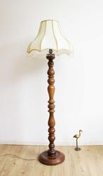 Houten vintage schemerlamp met kap. Retro vloerlamp a la oma, Huis en Inrichting, Lampen | Vloerlampen, Hout, 150 tot 200 cm, Gebruikt