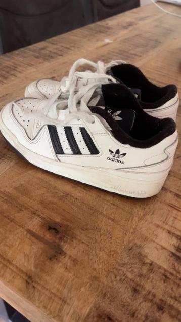 Adidas sneakers maat 32 blauw wit beschikbaar voor biedingen