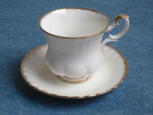 Vintage kop en schotel  gouden randje Richmond England, Verzamelen, Porselein, Kristal en Bestek, Zo goed als nieuw, Kop en/of schotel