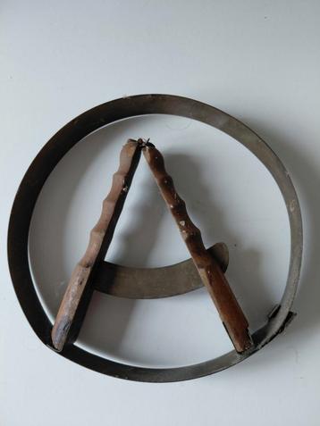 Antiek meetinstrument met houten handvatten beschikbaar voor biedingen