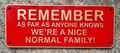 Remenber as far as anyone knows we're a normal family bord, Verzamelen, Merken en Reclamevoorwerpen, Zo goed als nieuw, Reclamebord