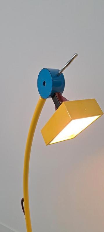 Mooie staande led lamp in vrolijke kleuren 160 cm beschikbaar voor biedingen
