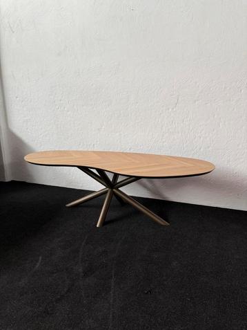 Ovale houten eettafel beschikbaar voor biedingen