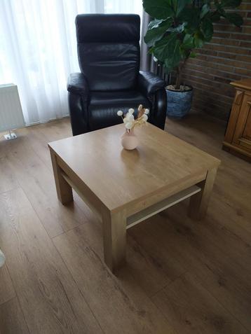 Salontafel berkenkleur, massieve poten geen schade 70 x70 cm beschikbaar voor biedingen