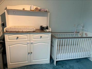 Nette Commode Kast en Ledikant beschikbaar voor biedingen