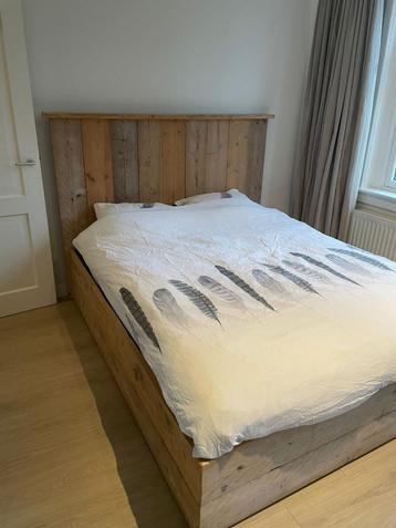 Tweepersoons bed van steigerhout mét nachtkast!