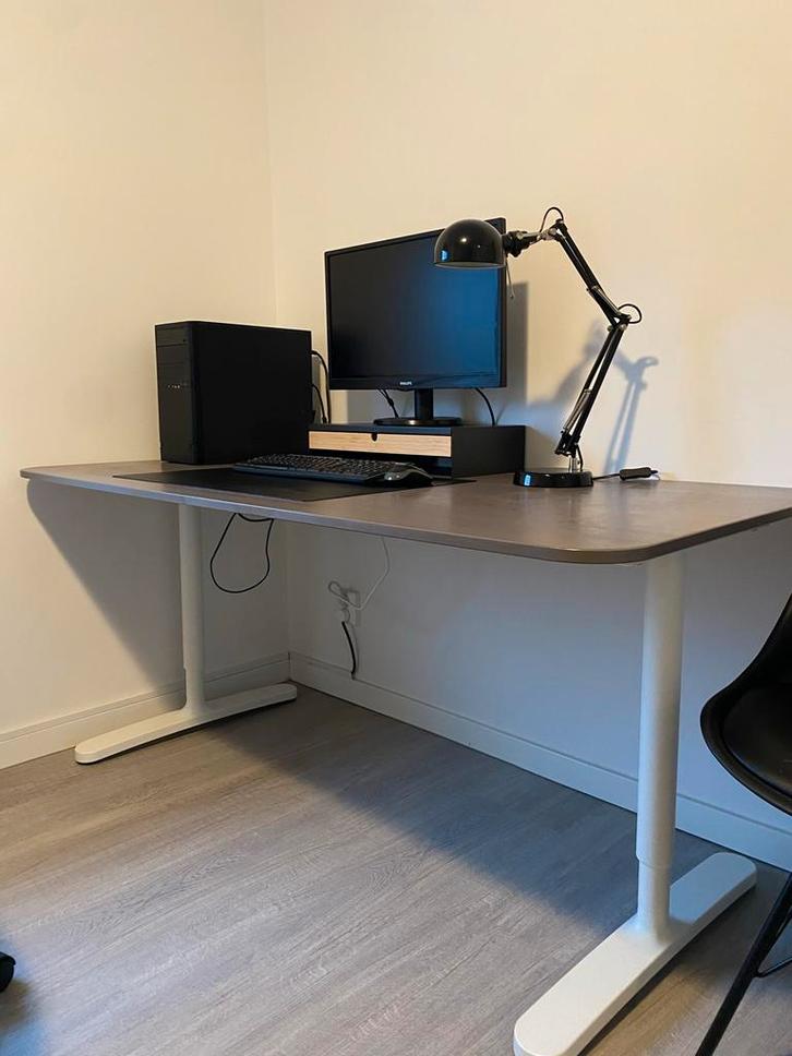 IKEA BEKANT Bureau 160x80 - Grijs Vineer, Witte Poten, Huis en Inrichting, Bureaus, Gebruikt, Bureau, In hoogte verstelbaar, Ophalen
