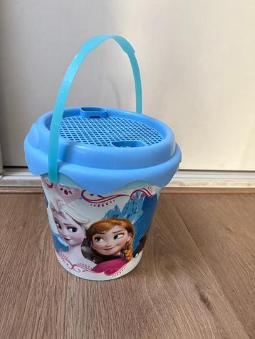 Frozen emmer met zeef beschikbaar voor biedingen