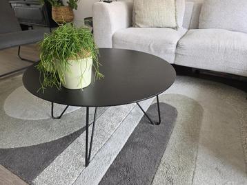 Zwarte ronde salontafel beschikbaar voor biedingen