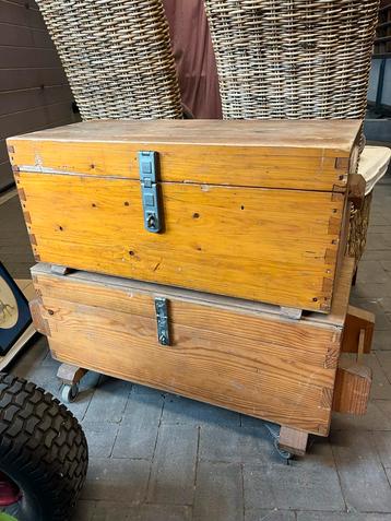 2 Antieke Kisten met Oud Gereedschap beschikbaar voor biedingen