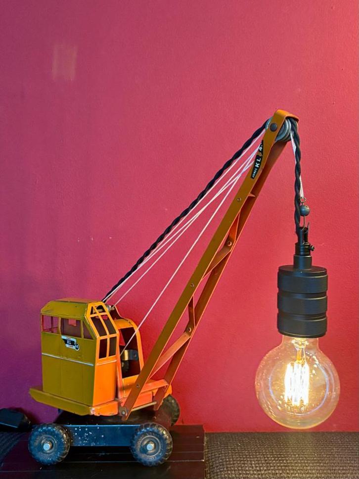 Tafellamp “Hijskraan”, Huis en Inrichting, Lampen | Tafellampen, Gebruikt, Minder dan 50 cm, Metaal, Overige materialen, Ophalen of Verzenden