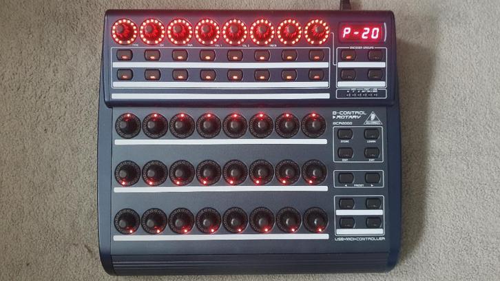 Te koop diverse midi/audio controllers: Behringer / Novation, Muziek en Instrumenten, Midi-apparatuur, Gebruikt, Ophalen of Verzenden