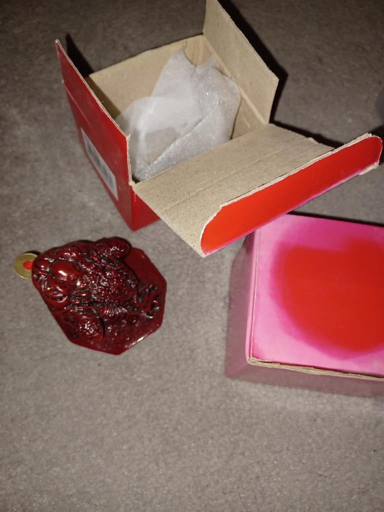 Chinese Gelukskikker met Munt - Nieuw in Doos, Antiek en Kunst, Ophalen of Verzenden