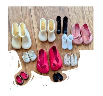 Poppenschoenen en attributen beschikbaar voor biedingen