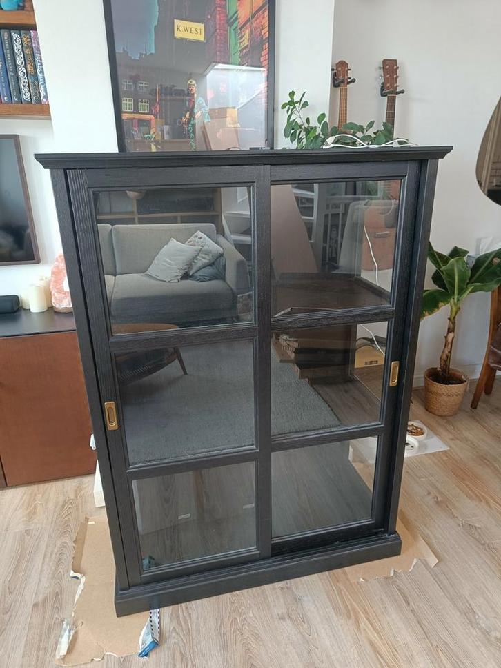 IKEA malsjo vitrinekast zwart met LED strips, Huis en Inrichting, Kasten | Vitrinekasten, Zo goed als nieuw, 150 tot 200 cm, 50 tot 100 cm