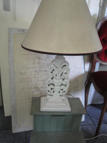 schemerlamp met houten opengewerkte voet beschikbaar voor biedingen