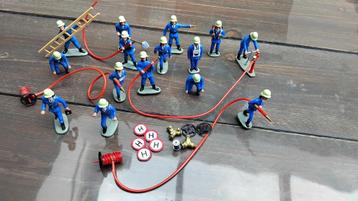 Speelgoedpoppetjes brandweer uit 1963 beschikbaar voor biedingen