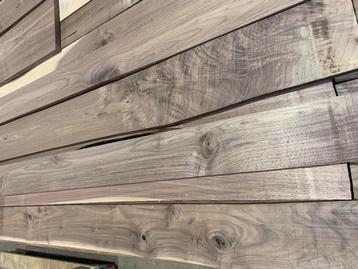 Notenhout planken, mooi gedroogd meubel of interieur hout