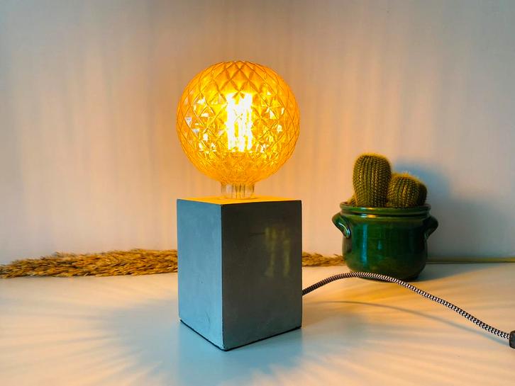 Betonlook lampje met Calex lamp, Huis en Inrichting, Lampen | Tafellampen, Zo goed als nieuw, Minder dan 50 cm, Ophalen of Verzenden