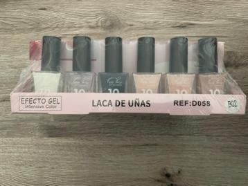 Display met 24 flesjes nagellak wit zwart transparant nude