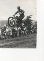 Foto van een motorcrosser met links onder een handtekening, Ophalen of Verzenden, Gelezen, Algemeen