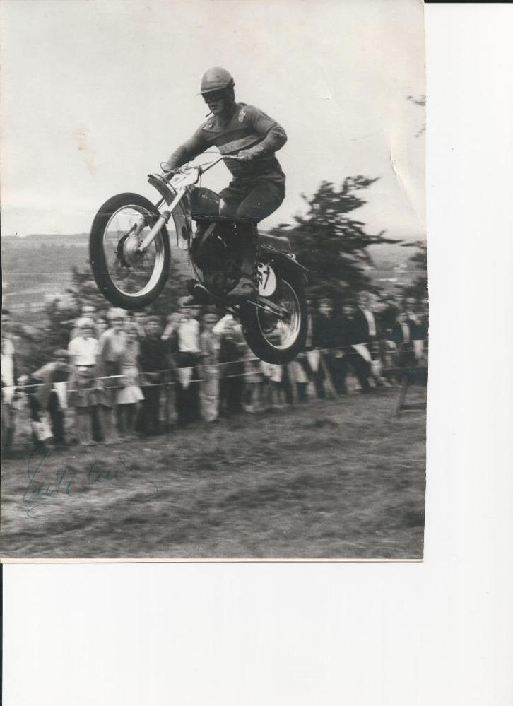 Foto van een motorcrosser met links onder een handtekening, Boeken, Motoren, Gelezen, Algemeen, Ophalen of Verzenden