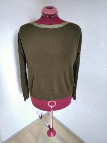 Olijfgroene trui van Lola Liza, maat M, met aparte halslijn
