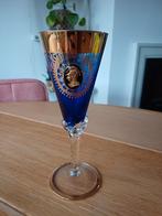 Blauw kristallen wijnglas met gouden details, Antiek en Kunst, Antiek | Glas en Kristal, Ophalen of Verzenden