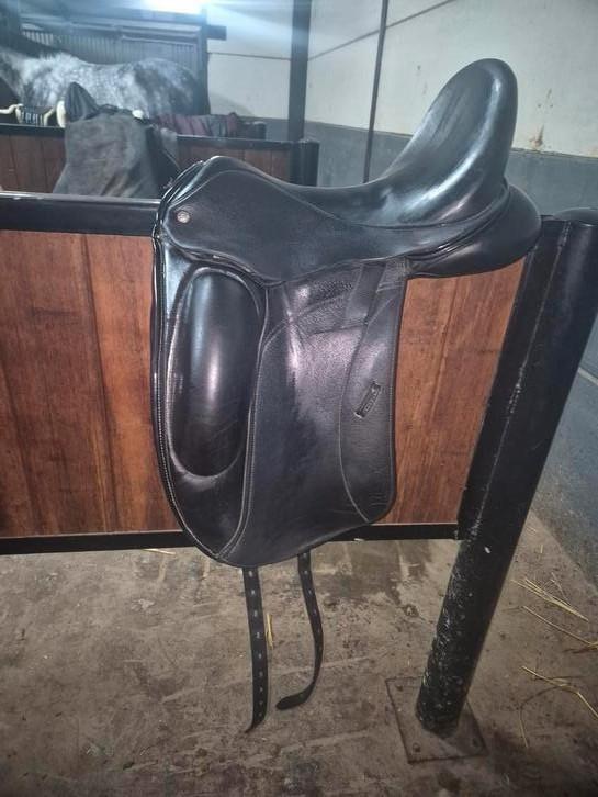 Custom Wolfgang Omni mono 17.5 inch, Dieren en Toebehoren, Paarden en Pony's | Zadels, Zo goed als nieuw, Dressuur, Ophalen of Verzenden