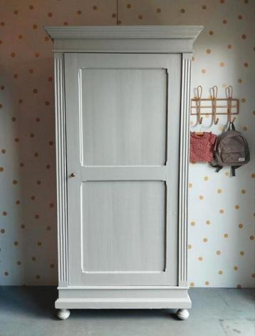 Vintage eendeurskast / smalle kast / brocante 1 deurs kast beschikbaar voor biedingen