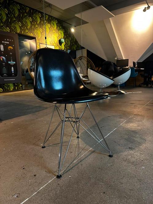 Vintage Original Eames Fiberglass chair, Huis en Inrichting, Stoelen, Zo goed als nieuw, Ophalen