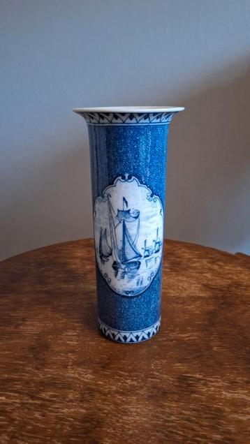 Delfts Blauwe Vaas met Zeilschip beschikbaar voor biedingen